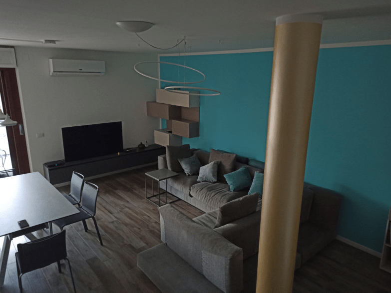 Salotto con parete azzurra sistemato secondo le regole del feng shui da Raffaela Marescalco