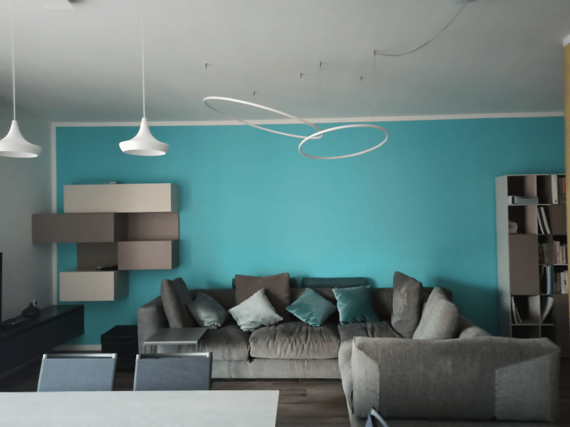 Salotto con parete azzurra sistemato secondo le regole del feng shui da Raffaela Marescalco