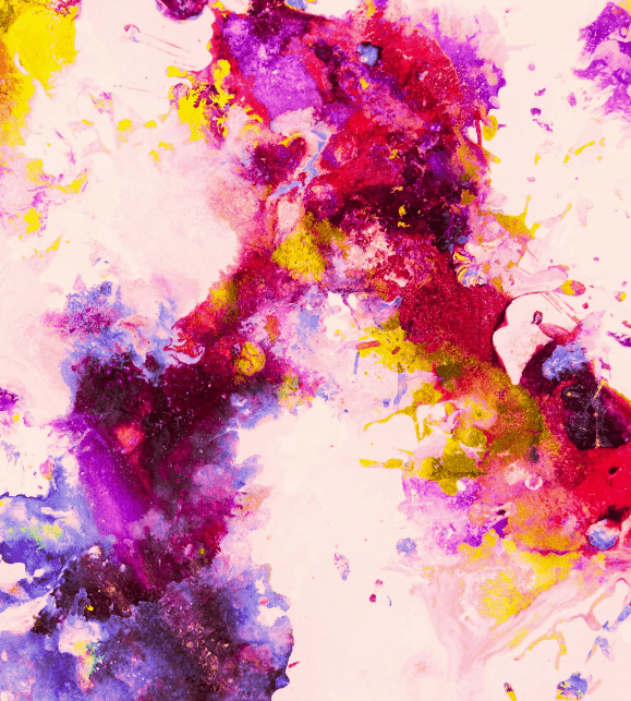 Un dipinto astratto con uno sfondo chiaro. Il dipinto è caratterizzato da una serie di macchie dai colori vivaci e saturi, che spaziano dall'arancione al giallo, al verde, al blu e al viola. Feng Shui e colori.