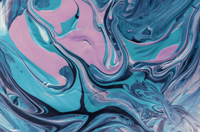 Dipinto astratto dai colori freddi. Il colore sembra quasi fluire sulla tavola creando diverse sfumature dal violetto al blu notte. Feng Shui e colori.