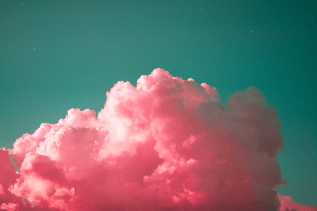 Gli stupendi colori rosa e azzurro di una nuvola in cielo. Raffaela Marescalco ti guiderà attraverso questi colori con il Feng Shui.