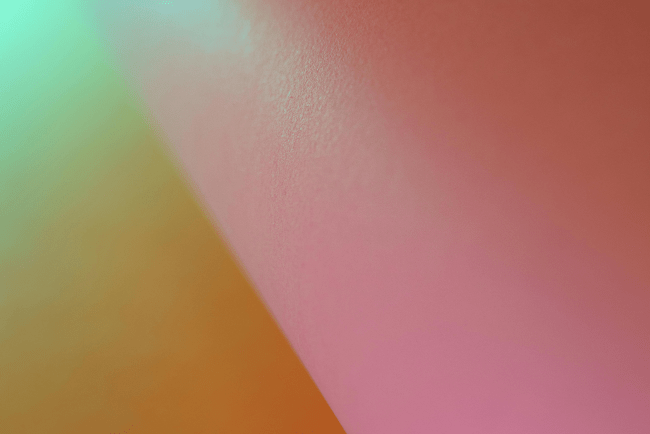 Rappresentazione dei colori secondari. Foto artistica che presenta sfumature di viola arancione e verde