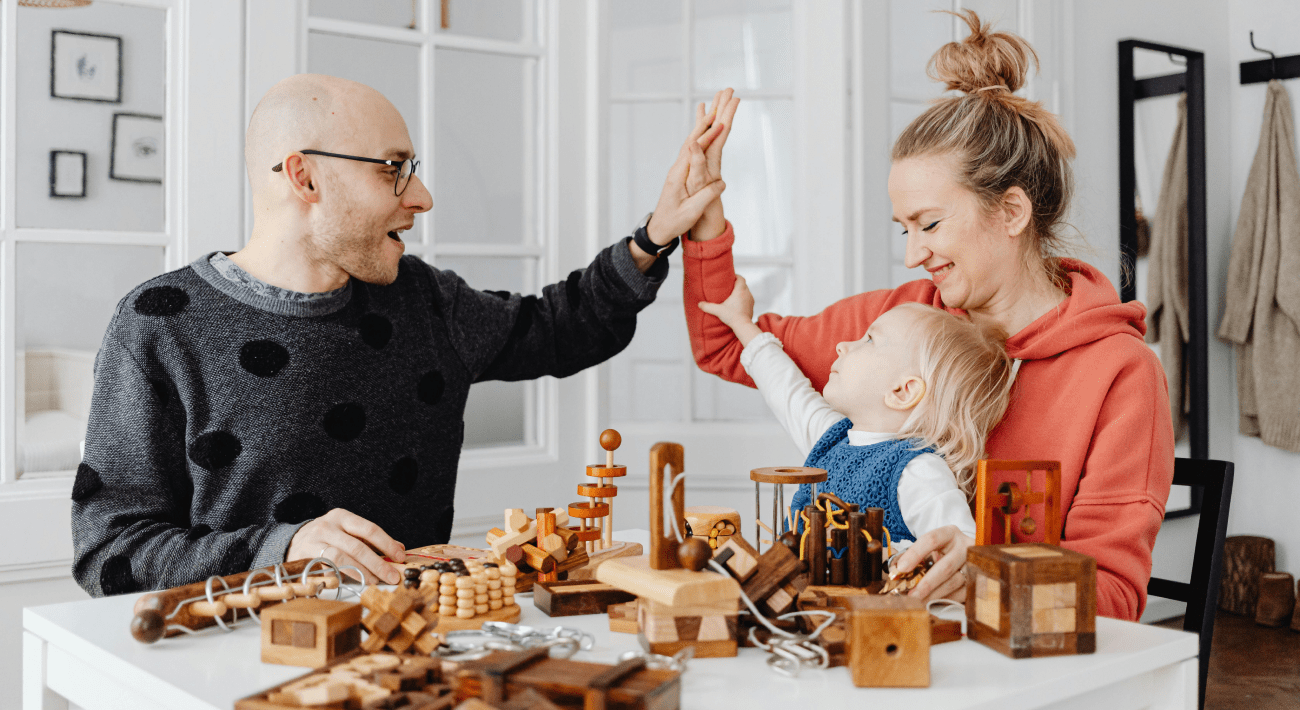 Giocare in casa: Una mamma e un papà giocano con il figlio piccolo