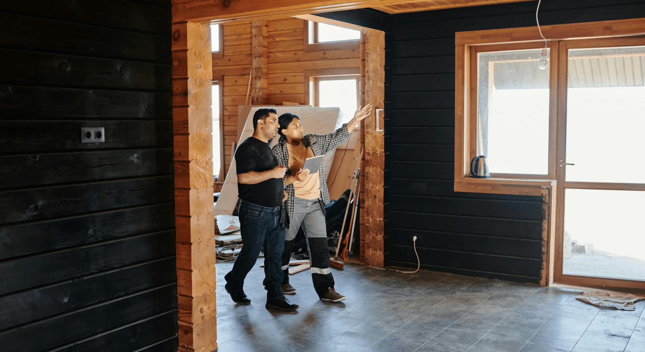 Lavori di ristrutturazione dentro una casa in legno con pareti scure dopo una consulenza Feng Shui per la casa