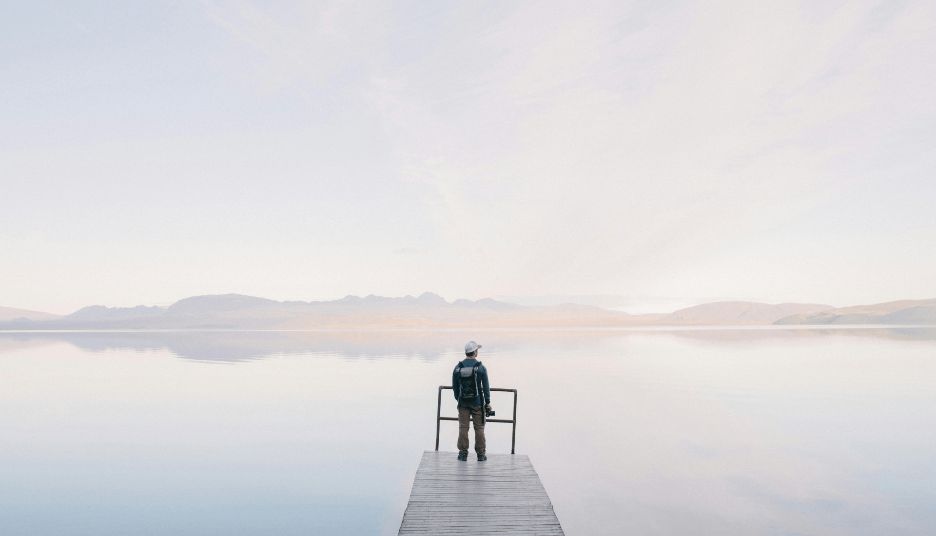 Fotografo osserva un lago dalle acque limpide. Raffaela Marescalco ti aiuterà a vivere meglio.