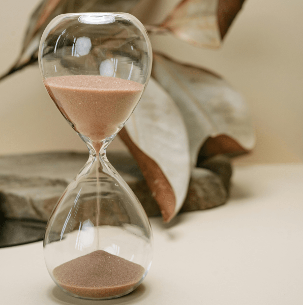 Una clessidra con sabbia rossa a rappresentare il momento giusto secondo il Ba Zi