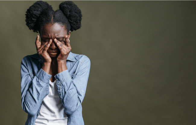 Una ragazzina si asciuga le lacrime di dolore