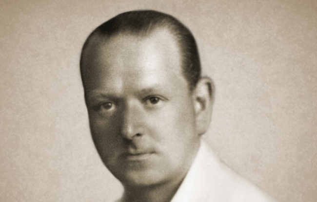 il Dr. Edward Bach, l'esperto di fiori, in una sua vecchia foto