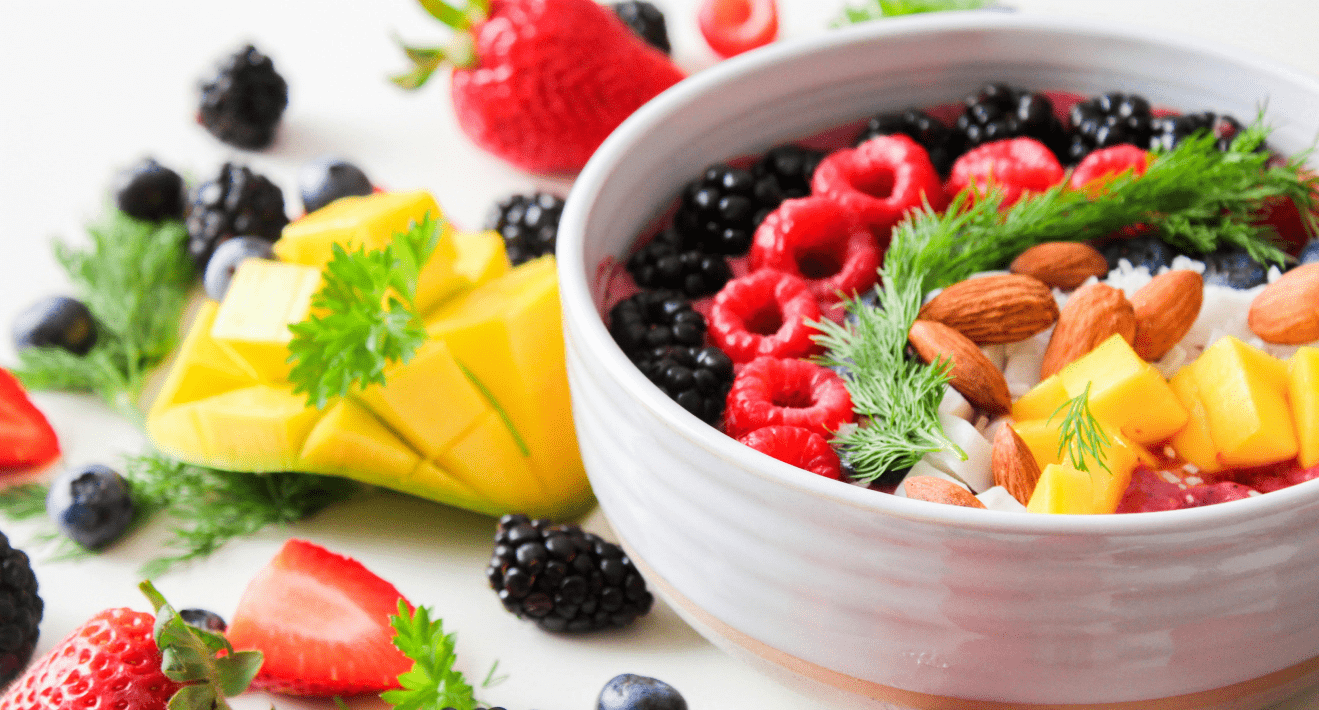 La nutrizione. Ciotola bianca contente una gustosa selezione di frutta di stagione