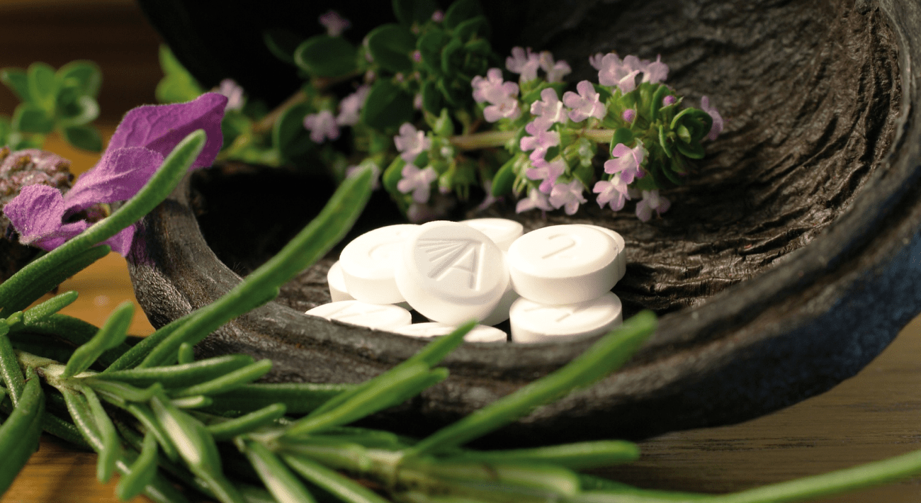 Pastiglie di sali di Schüssler dentro un guscio legnoso