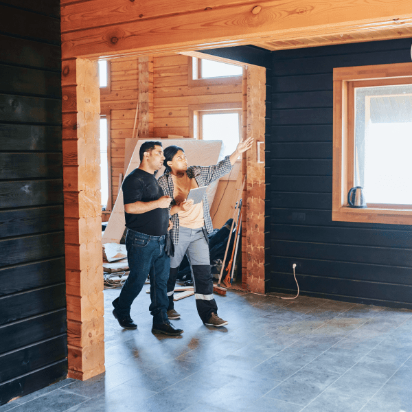 Lavoro di Feng Shui. Lavori di ristrutturazione dentro una casa in legno con pareti scure