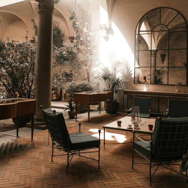 Lavoro di Feng Shui. Un soggiorno luminoso e arioso con un arredamento moderno e minimalista. La stanza è dominata da una grande parete di finestre che lasciano entrare molta luce naturale.