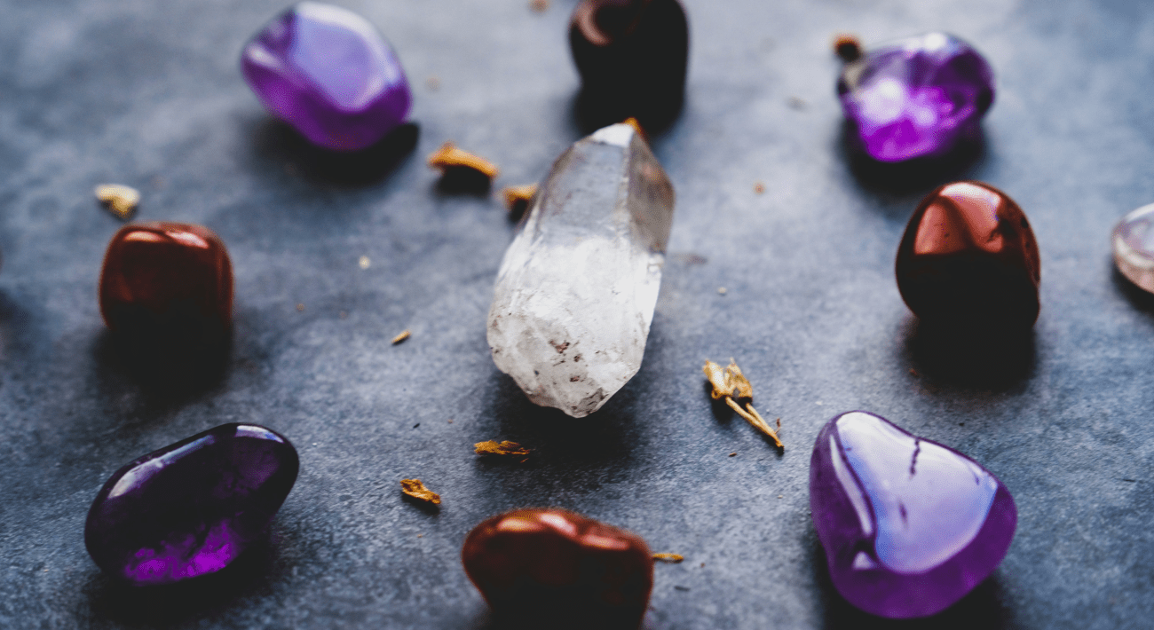 Delle ametiste e altri cristalli poggiati su una superficie rocciosa